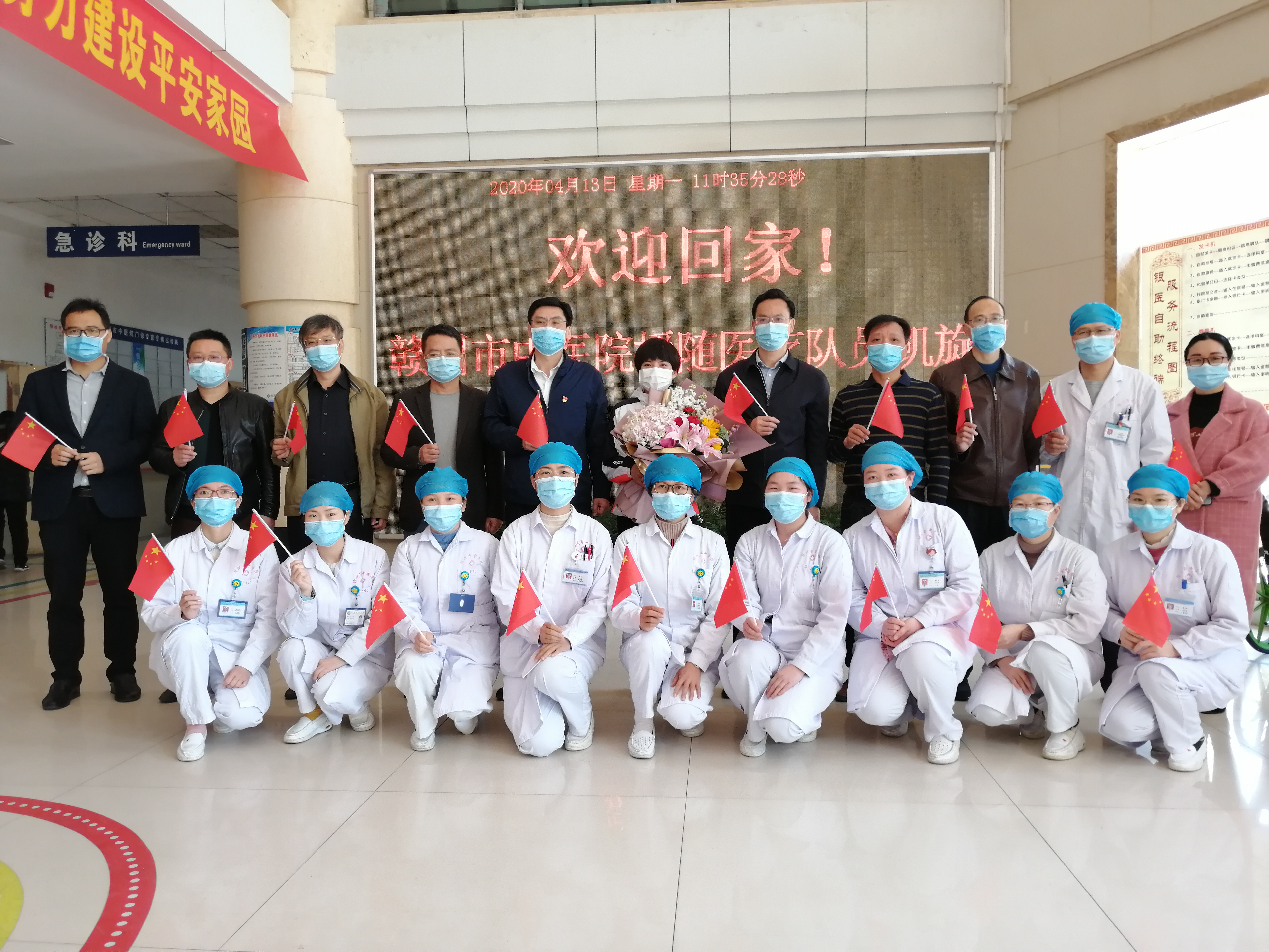 援隨醫務人員與歡迎隊合影—劉欣欣攝.jpg
